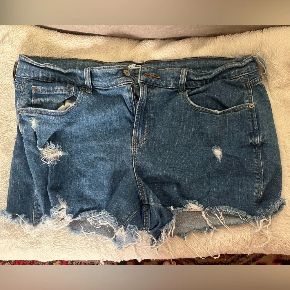 Old Navy Mid Rise Boyfriend Jean Short - Picture 1 of 4